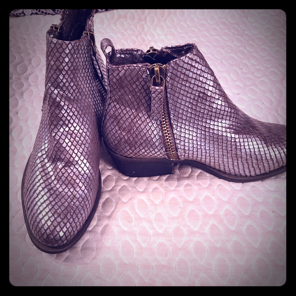 Very G snakeskin metallic booties size 10